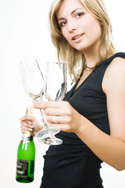 Ung kvinna erbjuder drink — Stockfoto