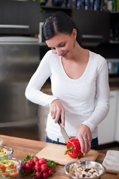 Mujer joven haciendo ensalada de verduras —  Fotos de Stock