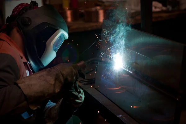 Factory welder at work — Stock Photo, Image