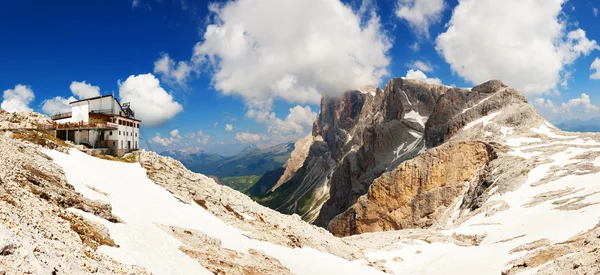 Panoramautsikt över höga berg i Italien — Stockfoto