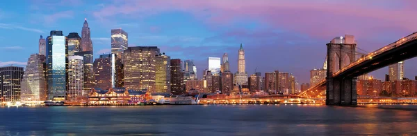 Manhattan sobre el río temprano en la mañana — Foto de Stock