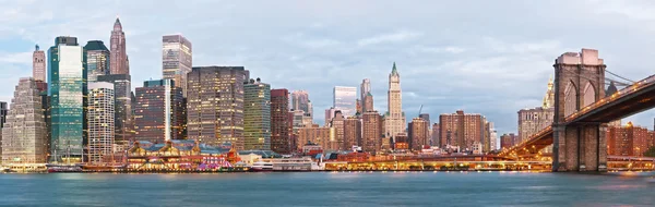 Ny - Manhattan über dem Fluss am frühen Morgen — Stockfoto