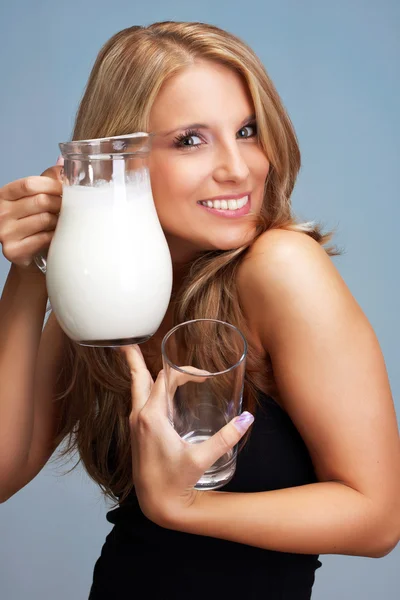 Ελκυστική κοπέλα με το ποτήρι γάλα — Φωτογραφία Αρχείου