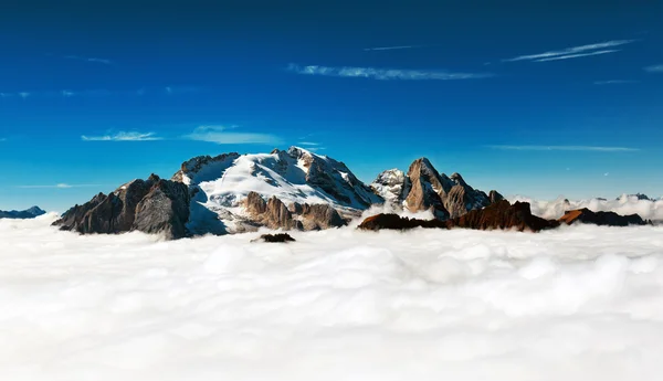 Marmolada - hegy csúcsa rajzolódik ki, a felhők — Stock Fotó