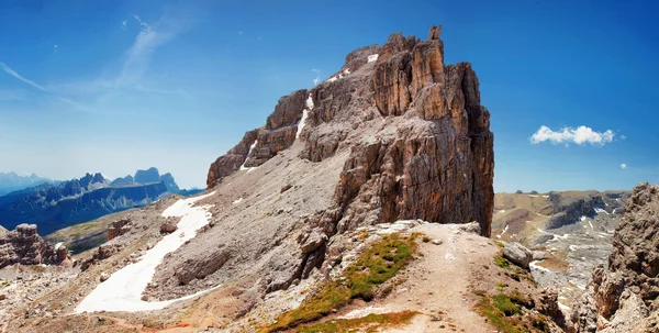 Le sommet de la colline dans les montagnes italiennes — Photo