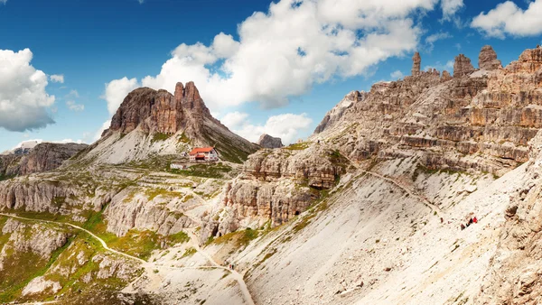 관광 오두막 근처 이탈리아에 높은 산의 보기 — 스톡 사진
