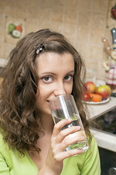 Menina beber água pobre — Fotografia de Stock