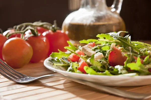 Ruccola salad with goat cheese and cherry — Stock Photo, Image
