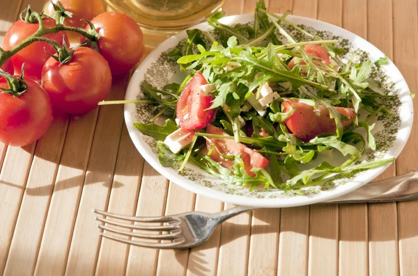 Ruccola salad with goat cheese and cherry — Stock Photo, Image
