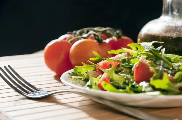 Ruccola-Salat mit Ziegenkäse und Kirsche — Stockfoto