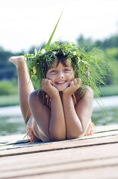 Chica sonriente en el río —  Fotos de Stock
