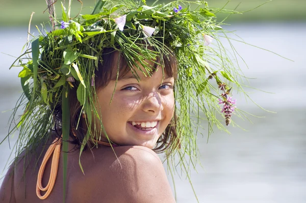 Усміхнена дівчина на річці Стокове Фото