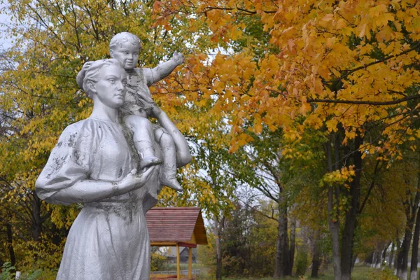 纪念碑的母亲和儿童. — 图库照片