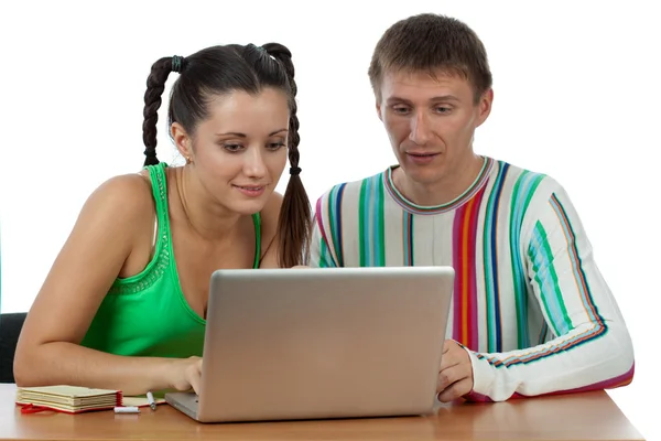 Молода пара з комп'ютером — стокове фото