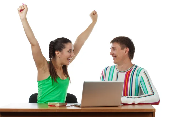 Щасливі студенти з ноутбуком — стокове фото
