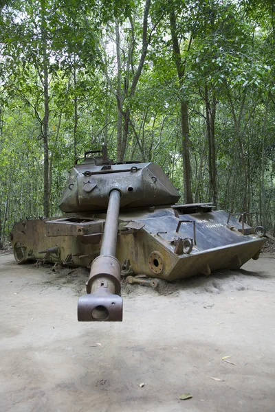 stock image Kapot geschoten USA-tank bij Cu Chi tunnels