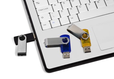 2-birden parlamak götürmek laptop klavye ve usb bağlantı noktasına bağlı bir flaş