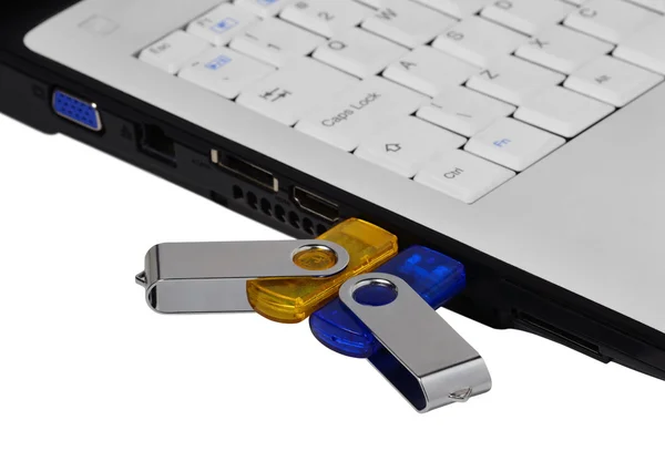 Flash disky připojené k usb portu notebooku — Stock fotografie
