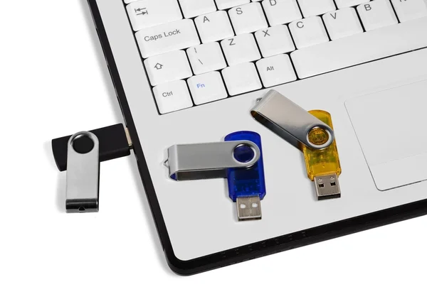 Dvě jednotky na klávesnici pro laptop a jeden flash připojené k portu usb flash — Stock fotografie
