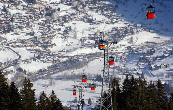 在阿尔卑斯山的电缆道 — 图库照片