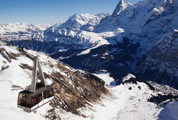 Hautes montagnes alpines sous neige en hiver et le téléphérique . — Photo