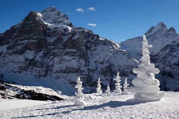 Alpen mit Schneepyramiden am Wintertag. — Stockfoto