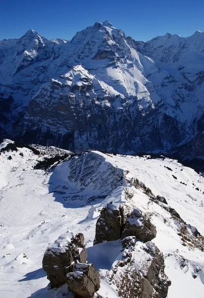 Hautes montagnes alpines sous la neige en hiver — Photo