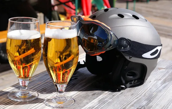 bira ve bir kayak kask, gözlük