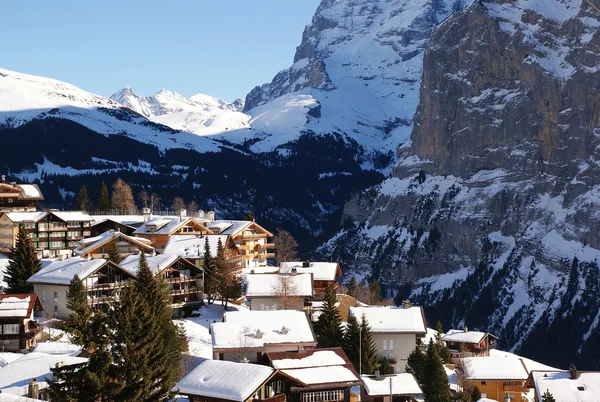 Villaggio Alpino nella giornata invernale . Fotografia Stock