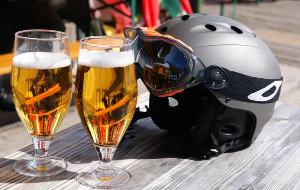 Sklenice piva a lyžařské helmy Stock Fotografie