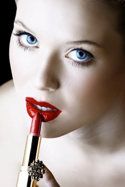 Mujer con lápiz labial rojo —  Fotos de Stock