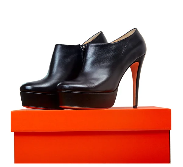 Sapatos de couro em uma caixa — Fotografia de Stock