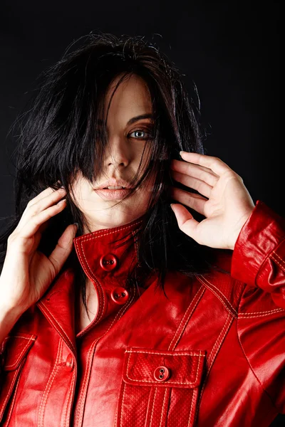 Kırmızı deri ceketi giyen kadın. — Stok fotoğraf