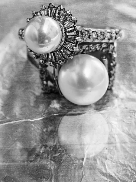 Zwei Vintage Perlenringe — Stockfoto