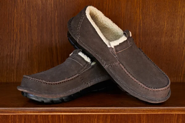 Nieuwe stijlvolle bruin suède bont man's paar schoenen — Stockfoto