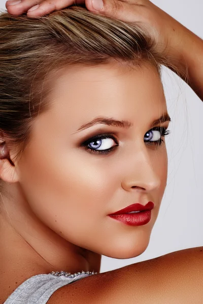 Blonde vrouw met rode lippenstift — Stockfoto