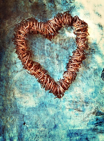 Grunge καρδιά σε μπλε τοίχο — Φωτογραφία Αρχείου
