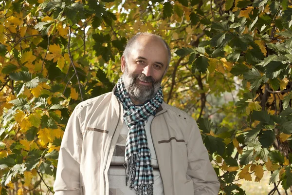 Мужчина средних лет с красочным шарфом — стоковое фото