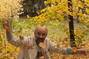 Orta yaşlı adamın sonbahar Park