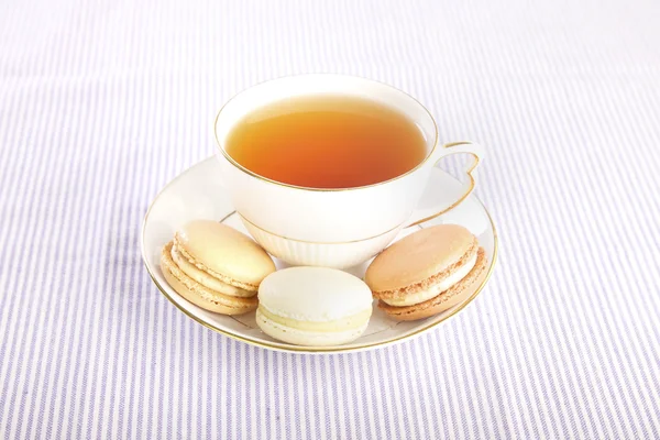 Cup of tea and macaroons — Stock Photo, Image