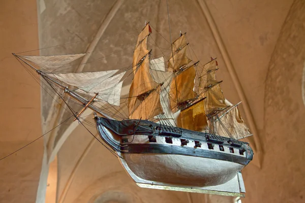 Foto de uma réplica de madeira de um barco à vela — Fotografia de Stock