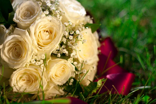 Bouquet da sposa si trova nell'erba — Foto Stock