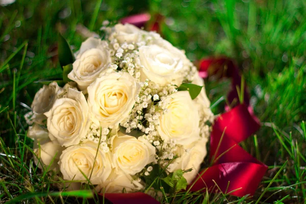Wedding bouquet lies in the grass — Stock Photo, Image