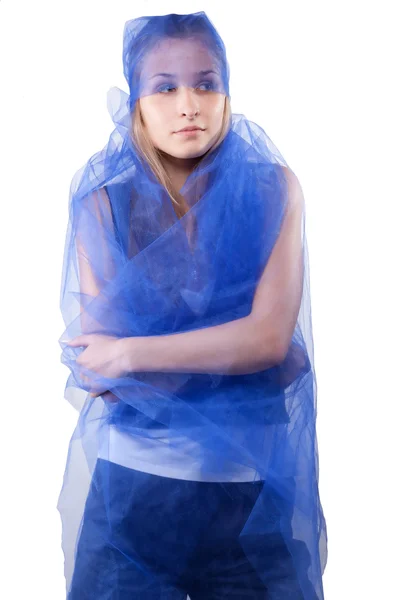 Όμορφη γυναίκα τυλιγμένο σε τούλι μπλε — Φωτογραφία Αρχείου