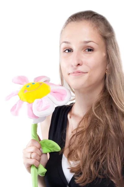 Ritratto di una bella ragazza con fiore peluche dai capelli lunghi — Foto Stock