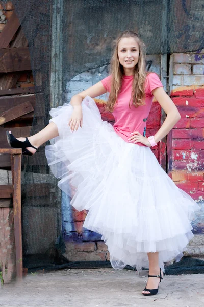 Flicka i vit kjol och rosa t-shirt — Stockfoto