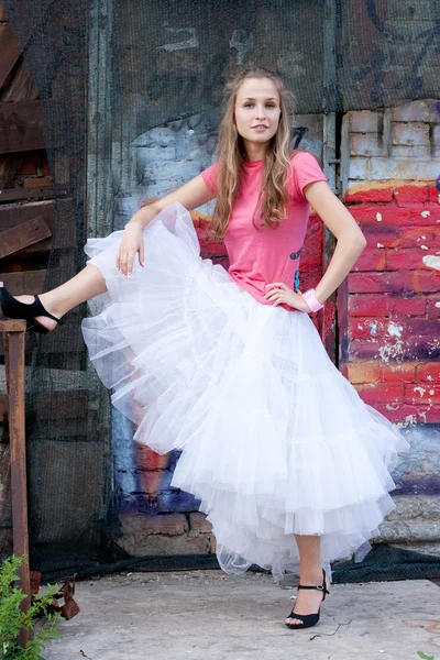 白色短裙和粉红 t 恤的女孩 — 图库照片