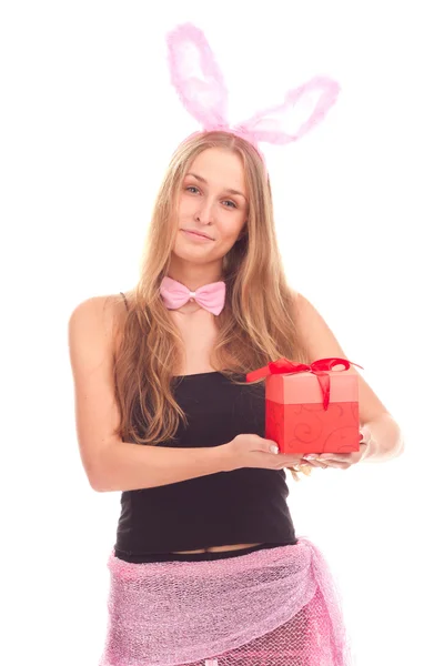 Una chica vestida de conejo con regalos — Foto de Stock
