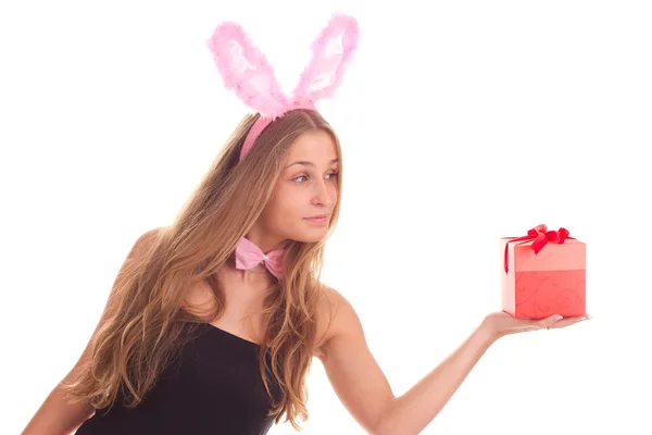 Een meisje gekleed als een konijn met geschenken — Stockfoto