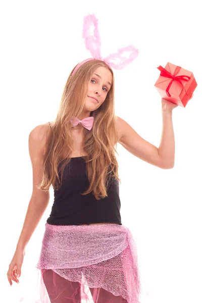 一个女孩打扮得像一只兔子的礼物 — 图库照片